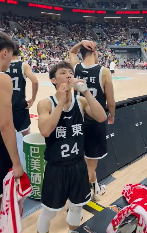 聚集在球馆, 大对手的对, 徐杰双膝盖