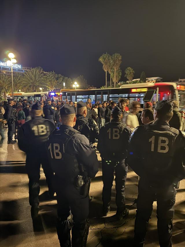 警方在冲突, dingy