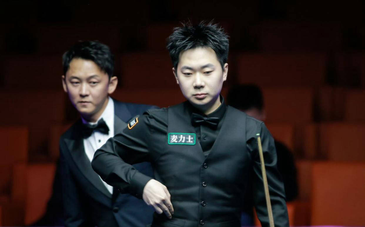 text, 他在与年轻 text, 他在与年轻